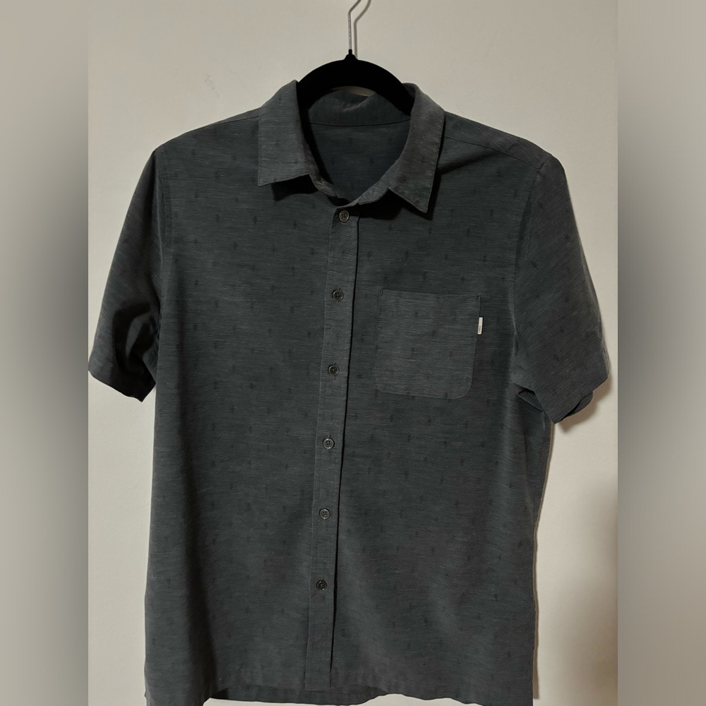 Vuori Bridge Button Down with tree pattern. Men’s Small